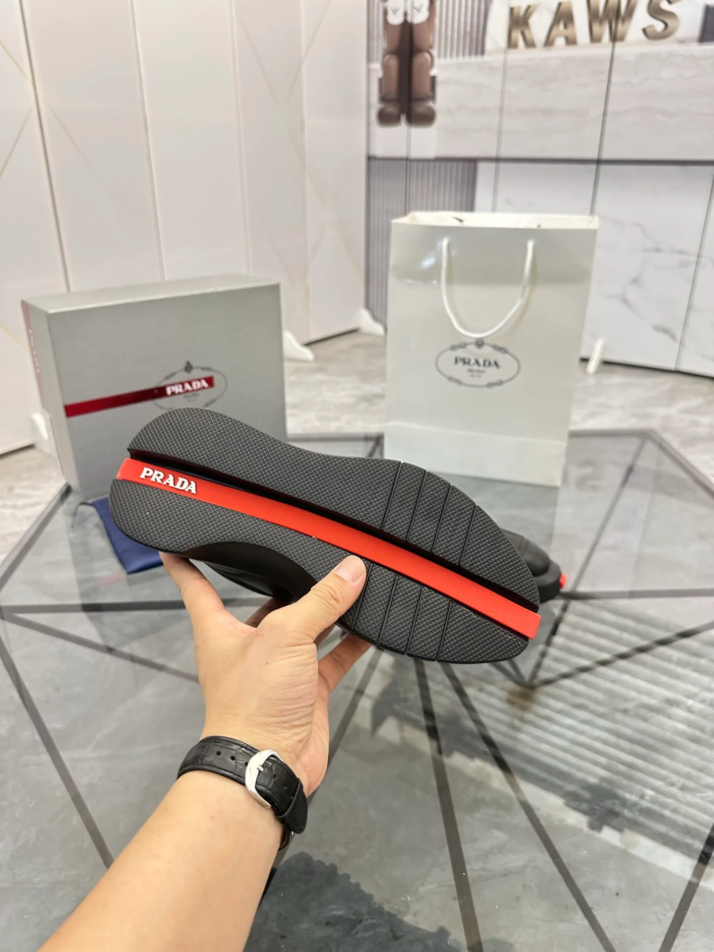 Selling men's shoes 💰: 💰P560¥ High-end top quality Product trademark: Prada * "Prada*" low-top casual shoes Regular size: 35-45 (can be customized to 46) Couple style Product material: imported first-layer cowhide leather upper, breathable lining, original outsole. No.: H201